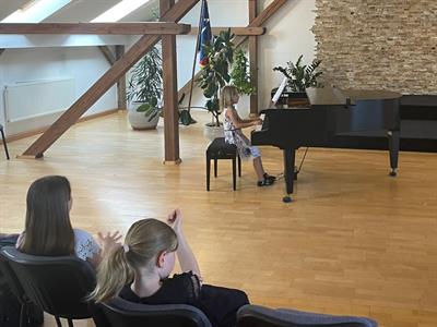 ZUŠ * Klavírní a pěvecký koncert žáků tříd BcA. Barbory Hanákové a Mgr. Jiřího Polacha