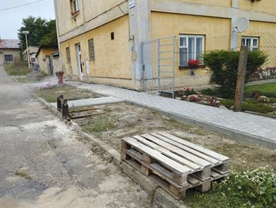 Služby města * Z činnosti během letních prázdnin - stavíme, opravujeme, sečeme, zaléváme