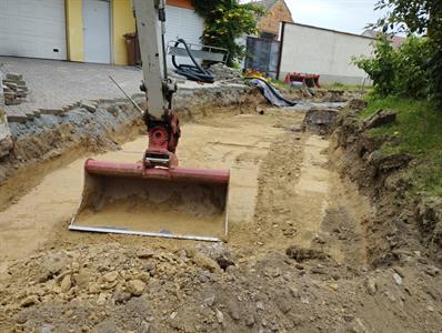 Služby města * Z činnosti během letních prázdnin - stavíme, opravujeme, sečeme, zaléváme