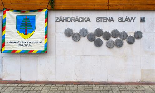 Družbna se slovenským městem Senica * Výtvarník Štefan Orth vstoupil třináctý na Záhorácké stěně slávy