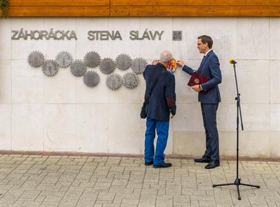 Družbna se slovenským městem Senica * Výtvarník Štefan Orth vstoupil třináctý na Záhorácké stěně slávy
