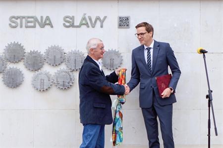Družbna se slovenským městem Senica * Výtvarník Štefan Orth vstoupil třináctý na Záhorácké stěně slávy
