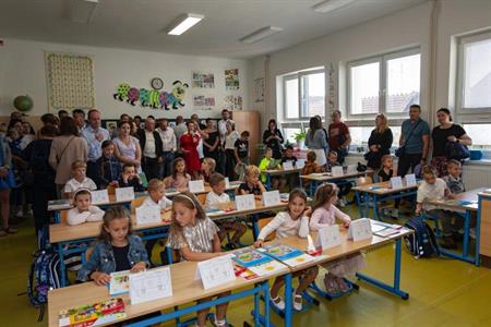 Základní škola * Zahájení školního roku, prvňáčci  poprvé ve školních lavicích