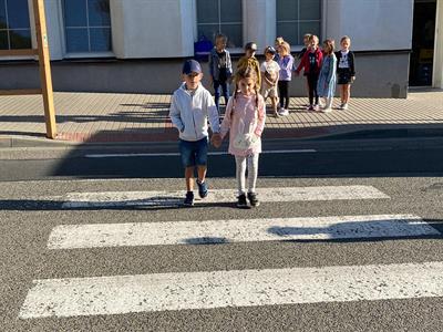 Základní škola * Děti z 1. a 2. tříd se učily přecházet bezpečně vozovku, s policisty