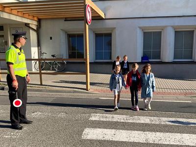 Základní škola * Děti z 1. a 2. tříd se učily přecházet bezpečně vozovku, s policisty