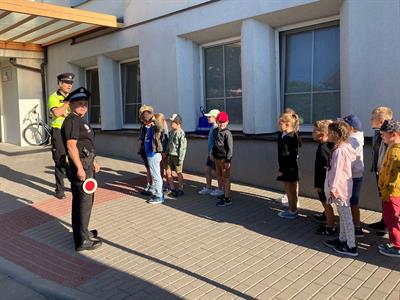 Základní škola * Děti z 1. a 2. tříd se učily přecházet bezpečně vozovku, s policisty