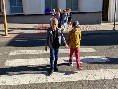 Základní škola * Děti z 1. a 2. tříd se učily přecházet bezpečně vozovku, s policisty