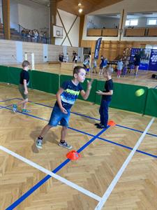 Základní škola * Nábor dětí do kroužku sportovního tenisu. Dorazilo 100 dětí!