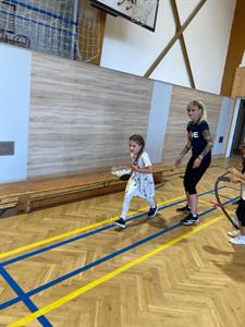 Základní škola * Nábor dětí do kroužku sportovního tenisu. Dorazilo 100 dětí!