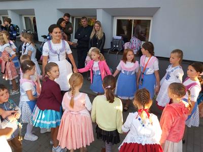 Základní škola * Žáci I. stupně se stali součástí celorepublikového happeningu DÁME KROJ