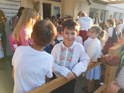 Základní škola * Žáci I. stupně se stali součástí celorepublikového happeningu DÁME KROJ