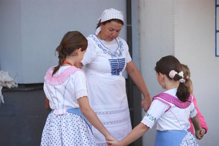 Základní škola * Žáci I. stupně se stali součástí celorepublikového happeningu DÁME KROJ