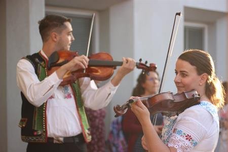 Základní škola * Žáci I. stupně se stali součástí celorepublikového happeningu DÁME KROJ