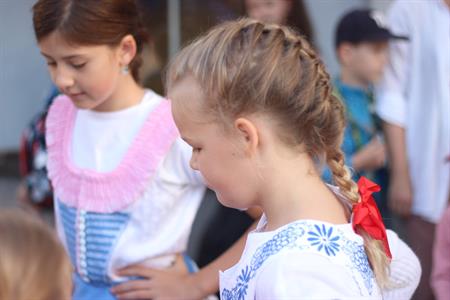 Základní škola * Žáci I. stupně se stali součástí celorepublikového happeningu DÁME KROJ