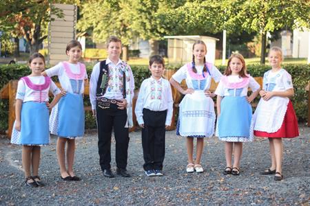 Základní škola * Žáci I. stupně se stali součástí celorepublikového happeningu DÁME KROJ