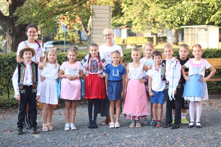 Základní škola * Žáci I. stupně se stali součástí celorepublikového happeningu DÁME KROJ