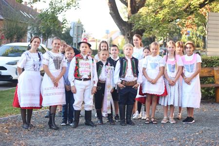 Základní škola * Žáci I. stupně se stali součástí celorepublikového happeningu DÁME KROJ