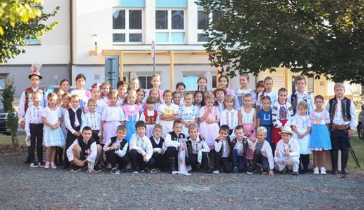 Základní škola * Žáci I. stupně se stali součástí celorepublikového happeningu DÁME KROJ