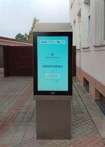 Městský úřad * Nová elektronická úřední deska před budovou radnice na Náměstí 9. května 40