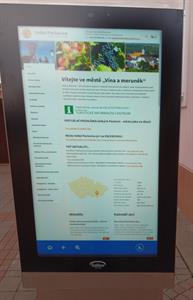 Městský úřad * Nová elektronická úřední deska před budovou radnice na Náměstí 9. května 40
