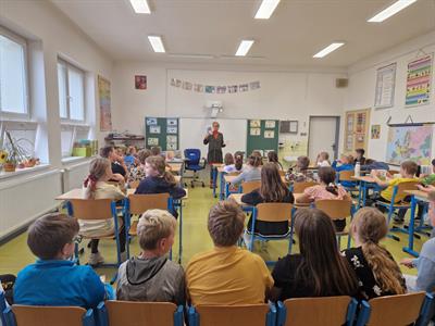 ZŠ a knihovna * Nejstarší děti z 1. stupně zažily dopoledne s Ivonou Březinovou