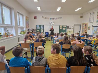 ZŠ a knihovna * Nejstarší děti z 1. stupně zažily dopoledne s Ivonou Březinovou
