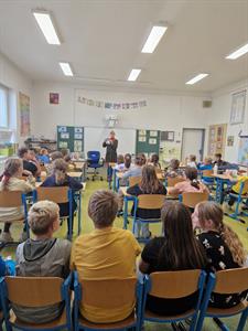 ZŠ a knihovna * Nejstarší děti z 1. stupně zažily dopoledne s Ivonou Březinovou
