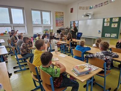 ZŠ a knihovna * Nejstarší děti z 1. stupně zažily dopoledne s Ivonou Březinovou
