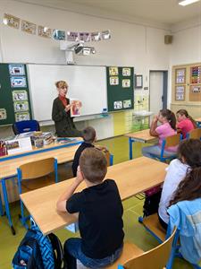 ZŠ a knihovna * Nejstarší děti z 1. stupně zažily dopoledne s Ivonou Březinovou