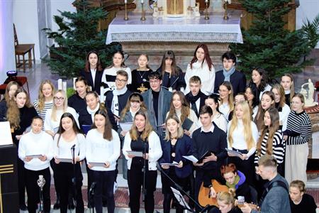 Gymnázium * Vánoční koncert studentů školy v kostele Nanebevzetí Panny Marie