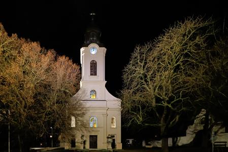 Farnost * Vitráže v kostele měly premiéru