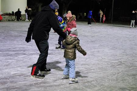 Sport * Bruslení na kluzišti na hřišti za kostelem