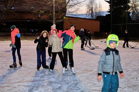 Sport * Bruslení na kluzišti na hřišti za kostelem