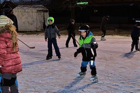 Sport * Bruslení na kluzišti na hřišti za kostelem