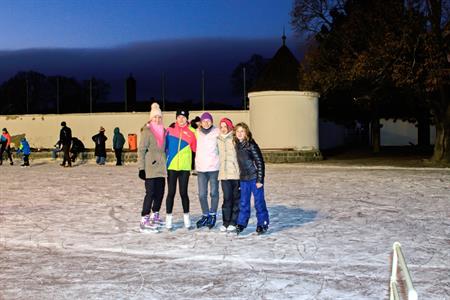 Sport * Bruslení na kluzišti na hřišti za kostelem