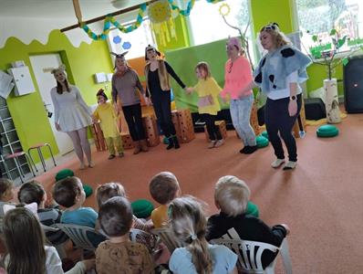 Mateřská škola * Popletená zvířátka - paní učitelky zahrály dětem divadlo