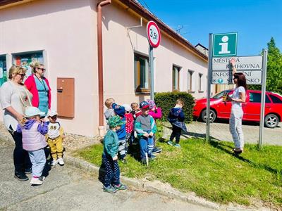 Mateřská škola & TIC * Třída Motýlků na návštěvě infocentra a knihovny