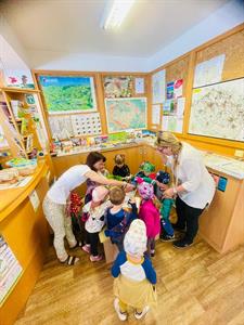 Mateřská škola & TIC * Třída Motýlků na návštěvě infocentra a knihovny