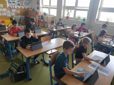 Základní škola * Tablety v první třídě aneb Moderní výuka v praxi