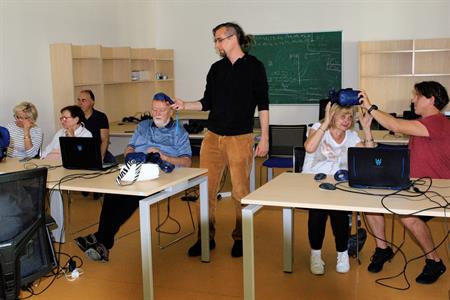 Senioři * Posluchači U3V Univerzity Karlovy v Praze převzali svá osvědčení o absolvování