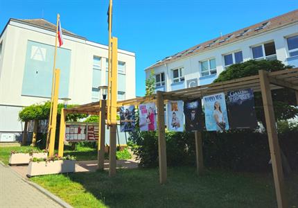 Gymnázium * Maturitní tablo třídy oktáva s hvězným obsazením