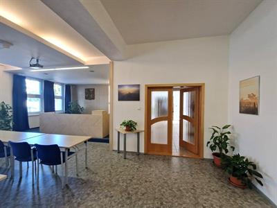  Kultura * Fotografie z výstavy Svítání a soumrak v zasedací místnosti radnice