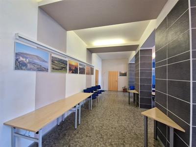  Kultura * Fotografie z výstavy Svítání a soumrak v zasedací místnosti radnice