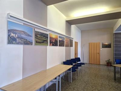  Kultura * Fotografie z výstavy Svítání a soumrak v zasedací místnosti radnice