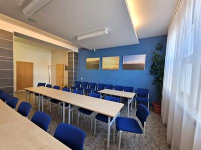  Kultura * Fotografie z výstavy Svítání a soumrak v zasedací místnosti radnice