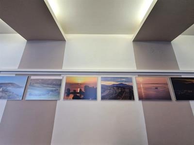  Kultura * Fotografie z výstavy Svítání a soumrak v zasedací místnosti radnice