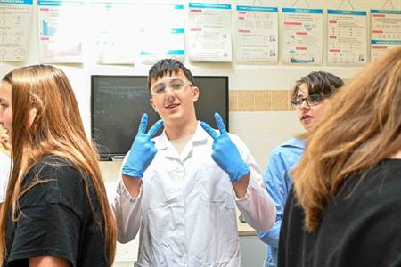Základní škola * Netradiční výuka biologie - pitva prasečího srdce v 8. ARuku na srdce... Nebyla to originální hodina?
