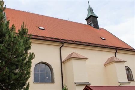 Farnost * Výměna oken na kostele Nanebevzetí Panny Marie pokračuje