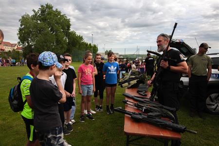 Základní škola * Oslava MDD s hasiči, policisty a zdravotníky