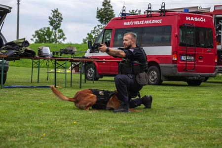 Základní škola * Oslava MDD s hasiči, policisty a zdravotníky